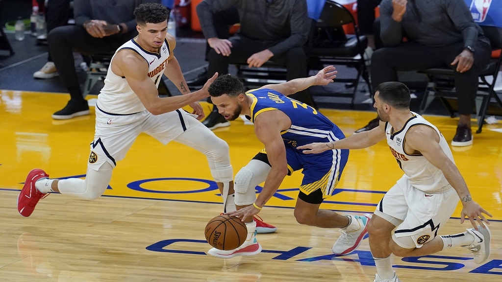 Warriors' Curry back in MVP form with 53