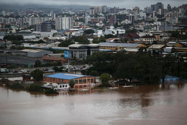 Brésil: 31 morts et 74 disparus dans le sud, submergé par les inondations