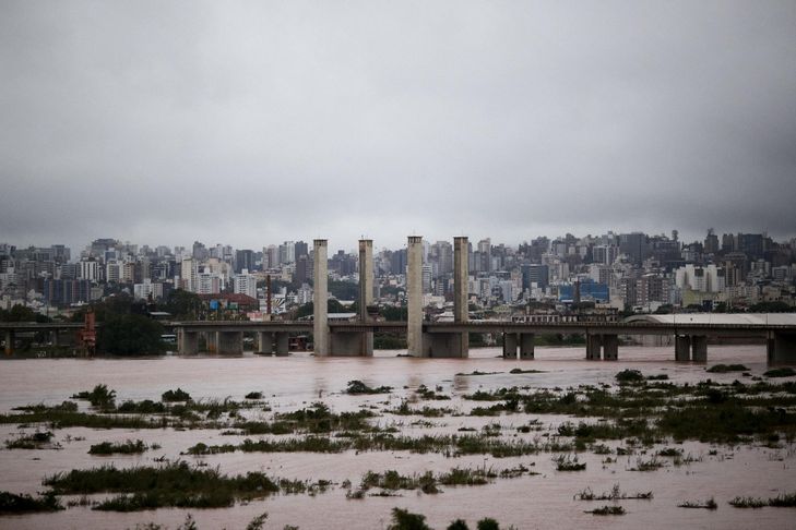 Brésil: 31 morts et 74 disparus dans le sud, submergé par les inondations