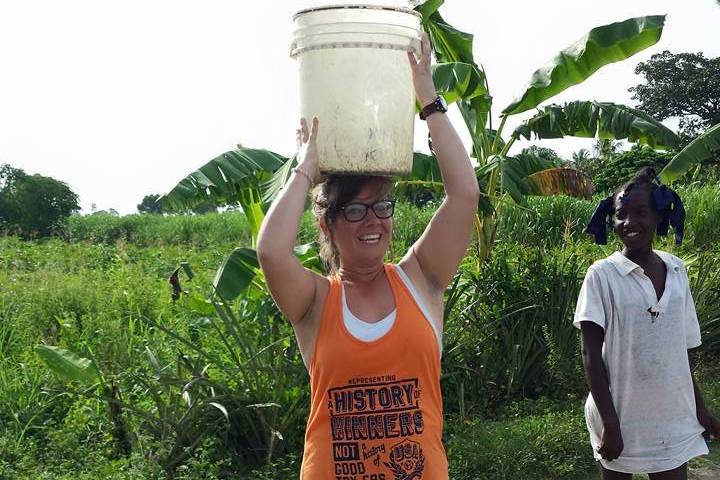 Deux étudiantes Françaises Viennent Créer Un Poulailler En Haïti