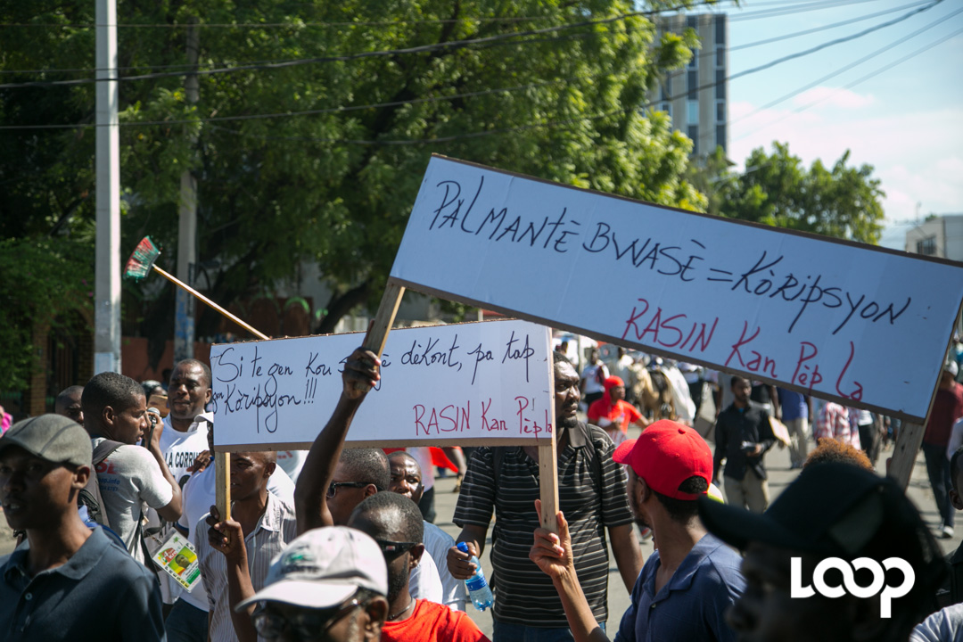 Une marche contre la corruption dispersée à coups de bombe lacrymogène. Photo ; Estailove St-Val/LoopHaiti