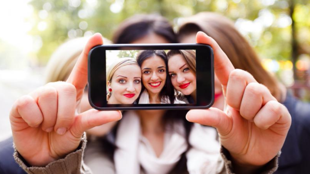 Love taking selfies? Take this test to see if you have 'selfitis ...