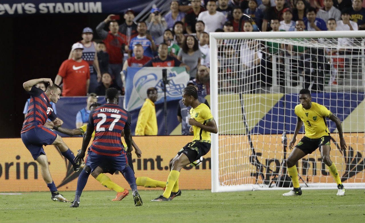 Clint Dempsey's record goal, assist leads US into Gold Cup final