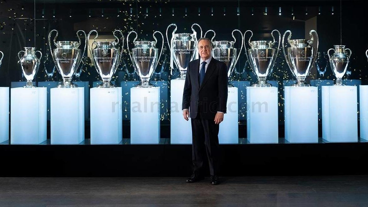 6 meilleures photos alors que Florentino Perez remet le trophée de