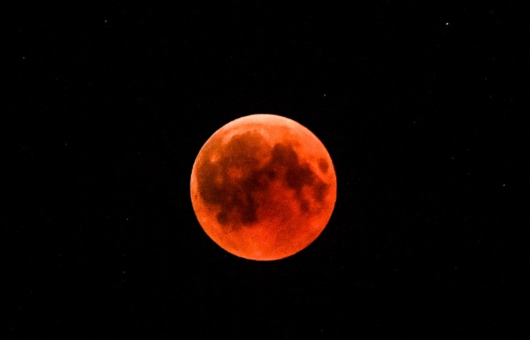 Le Monde A Observe La Plus Longue Eclipse De Lune Du Xxie Siecle Loop Haiti