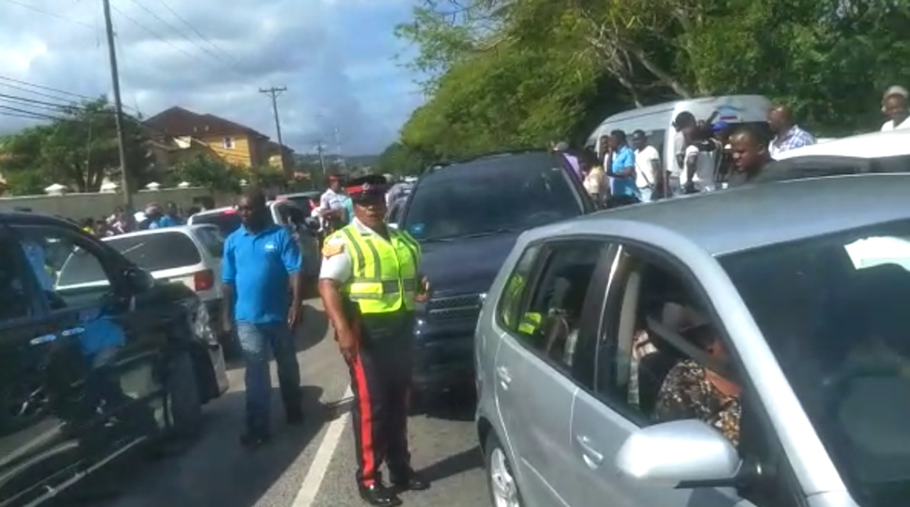 VIDEO: Protesting cabbies block road in St Mary | Loop Jamaica