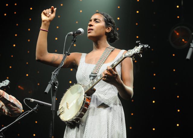 Leyla McCalla, sur la scène du festival jazz "Jazz in Marciac" (France, 2015) © Maxppp / Michel Viala
