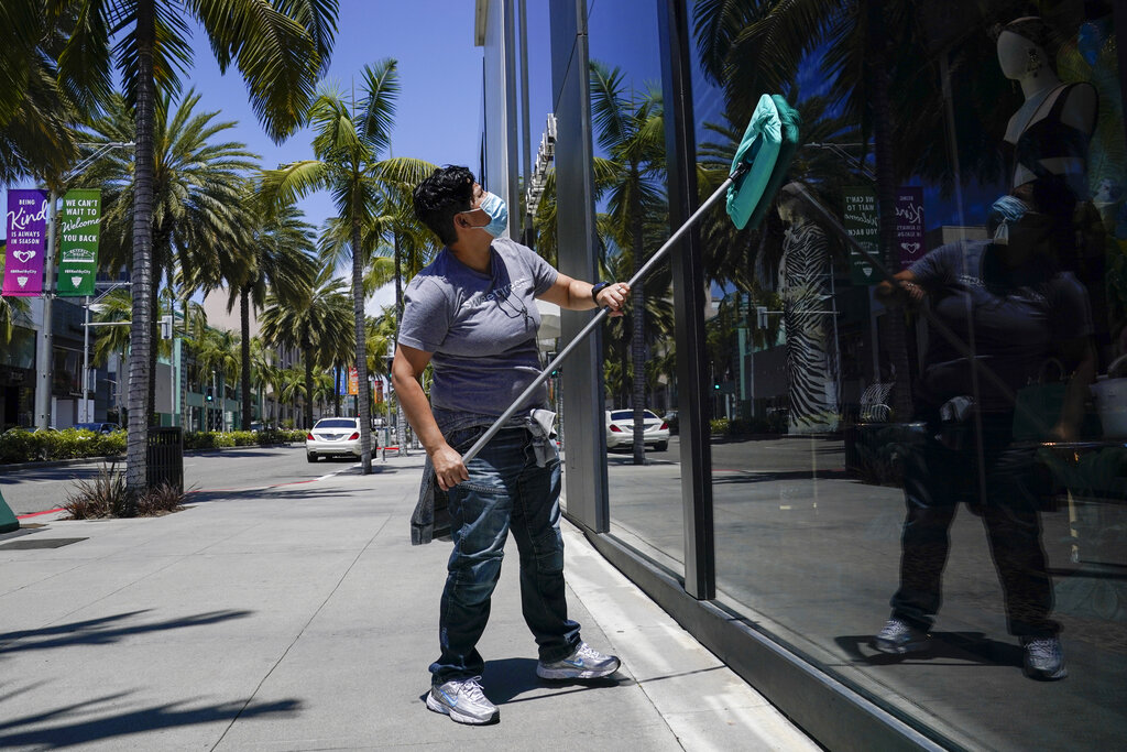 High-end shoppers slowly return to Rodeo Drive for curbside