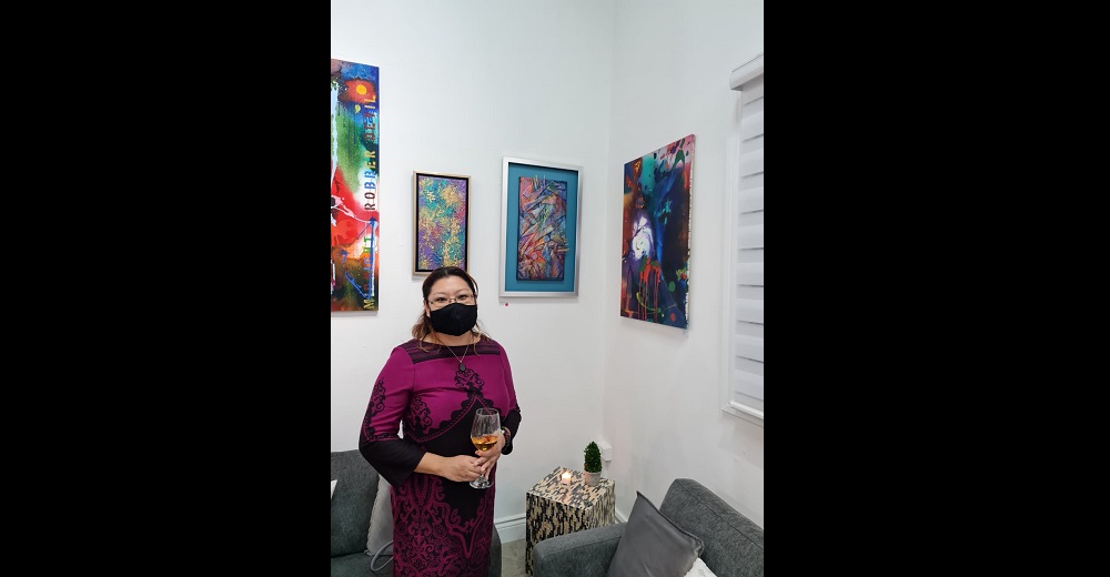 艺术家Joy Luk Pat庆祝她的一个作品的销售