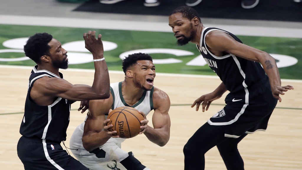 Giannis scores 33 to lead Bucks past Cavaliers to start trip