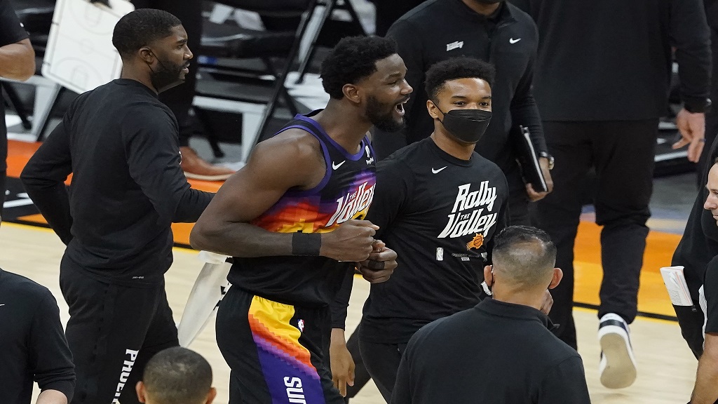 Clippers' Paul George misses crucial free throws in stunning Game 2 loss to  Suns