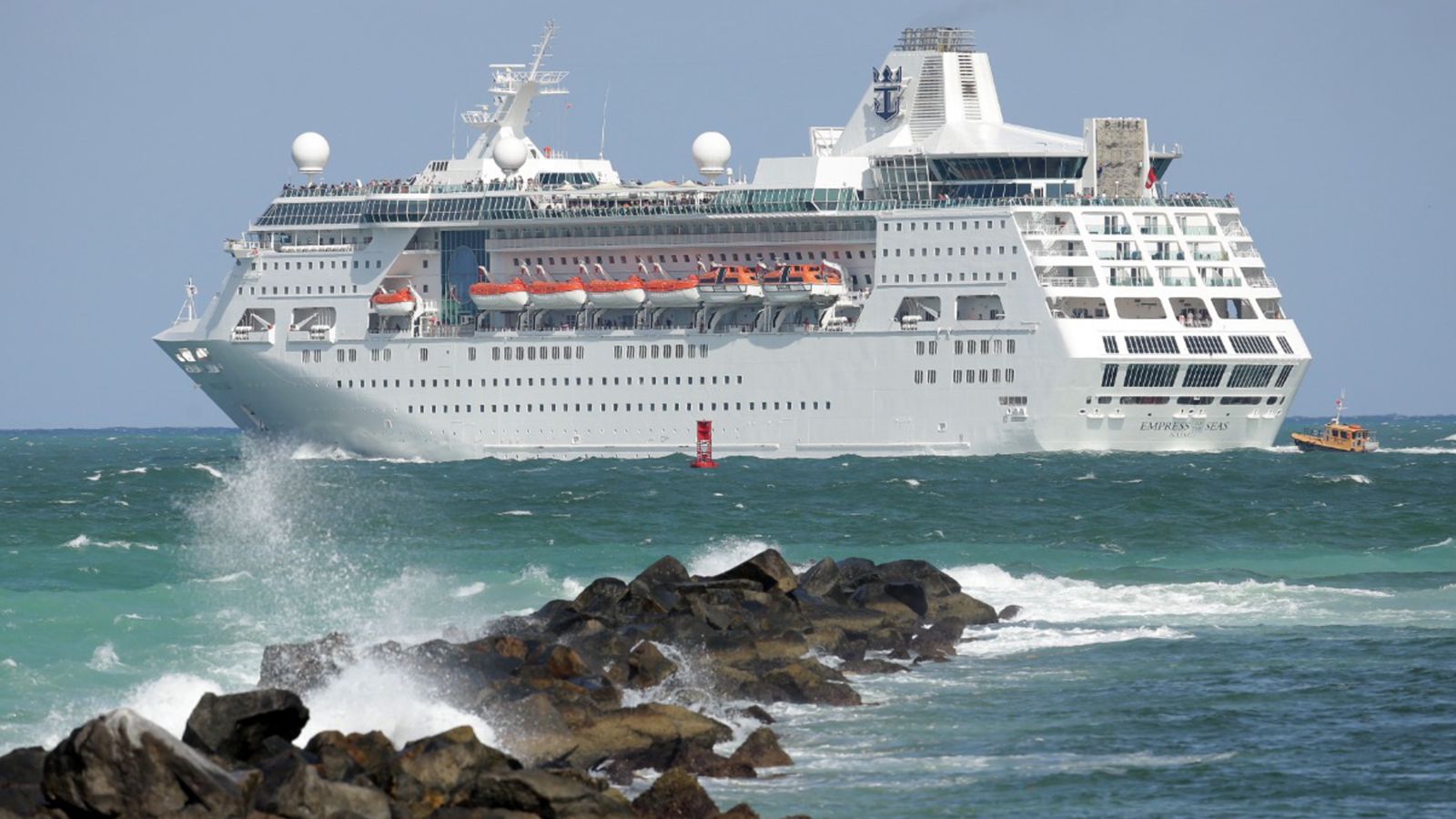 在2016年6月20日的资料照片中，皇家加勒比游轮“海洋皇后”号驶离佛罗里达州迈阿密海滩的迈阿密港。(美联社图片/Lynne Sladky，文件)