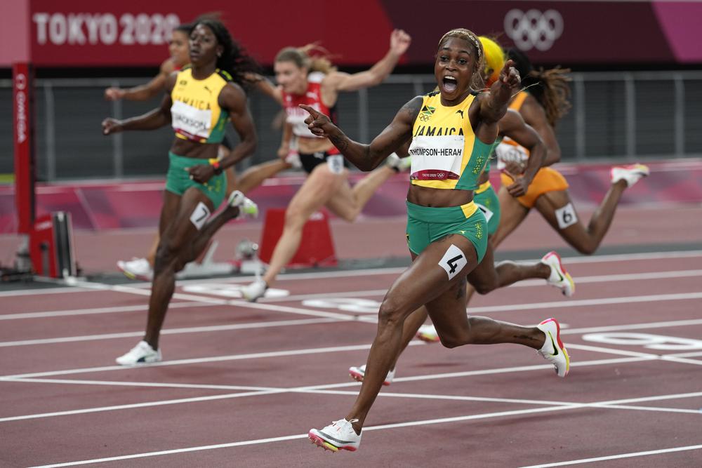 2021年7月31日，在东京举行的2020年夏季奥运会女子100米决赛中，牙买加选手莱恩·汤普森-赫拉(laine Thompson-Herah)夺冠。(美联社图片/大卫·j·菲利普)