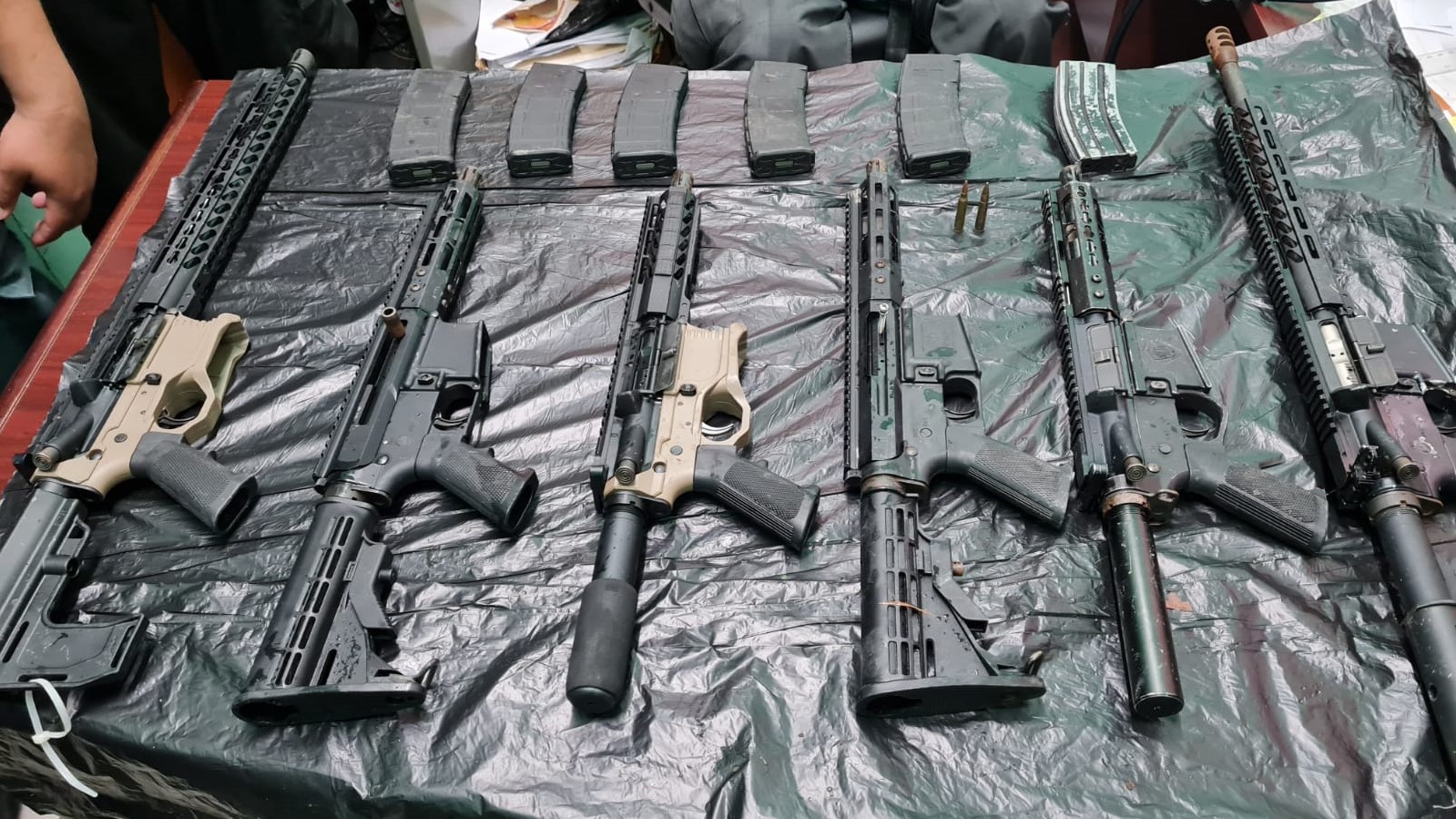这些步枪是周四在库雷佩被警方缴获的。
