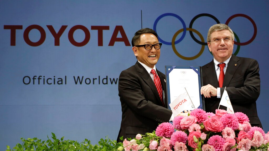 在本3月13日，2015年3月13日，丰田总裁兼首席执行官Akio Toyoda，左派和国际奥委会总统托马斯巴赫在东京的新闻发布会期间与签署的文件，因为丰田作为一个地标交易的全球奥运赞助商签署，成为了第一家汽车公司加入国际委员会的顶级营销计划。（AP照片/ Eugene Hoshiko，文件）