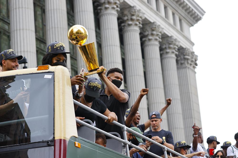 密尔沃基雄鹿队的Giannis Antokounmpo在游行期间拥有NBA冠军奖杯，并在2021年7月22日星期四，在Milwaukee举行篮球队。（AP照片/杰弗里菲尔普斯）