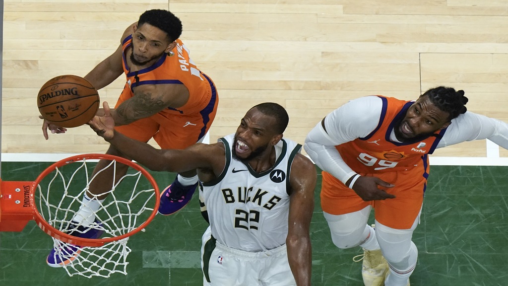 Bucks' Khris Middleton takes center stage to even NBA Finals at 2-2