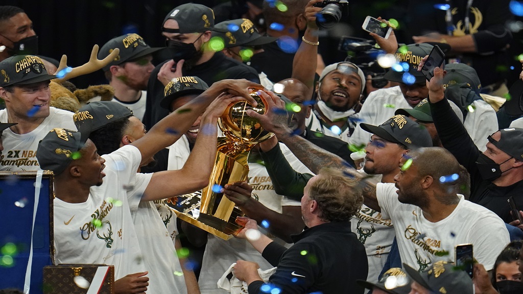 2021年7月20日，密尔沃基雄鹿队在NBA总决赛第六场比赛中击败菲尼克斯太阳队，获得总冠军。雄鹿队以105-98获胜。(美联社照片/保罗Sancya)。