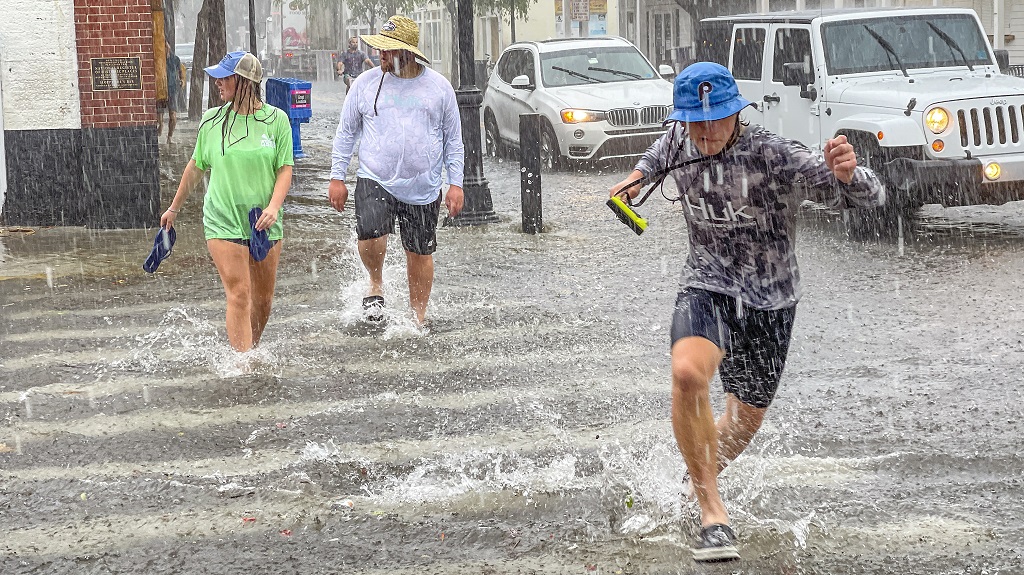 跨越绿色和杜瓦尔街的行人冲刺作为热带风暴榆树的大风和雨水通过了弗拉斯，弗拉。，在星期二，7月6日，2021年7月6日。（抢劫奥尼尔/西部公民通过AP）