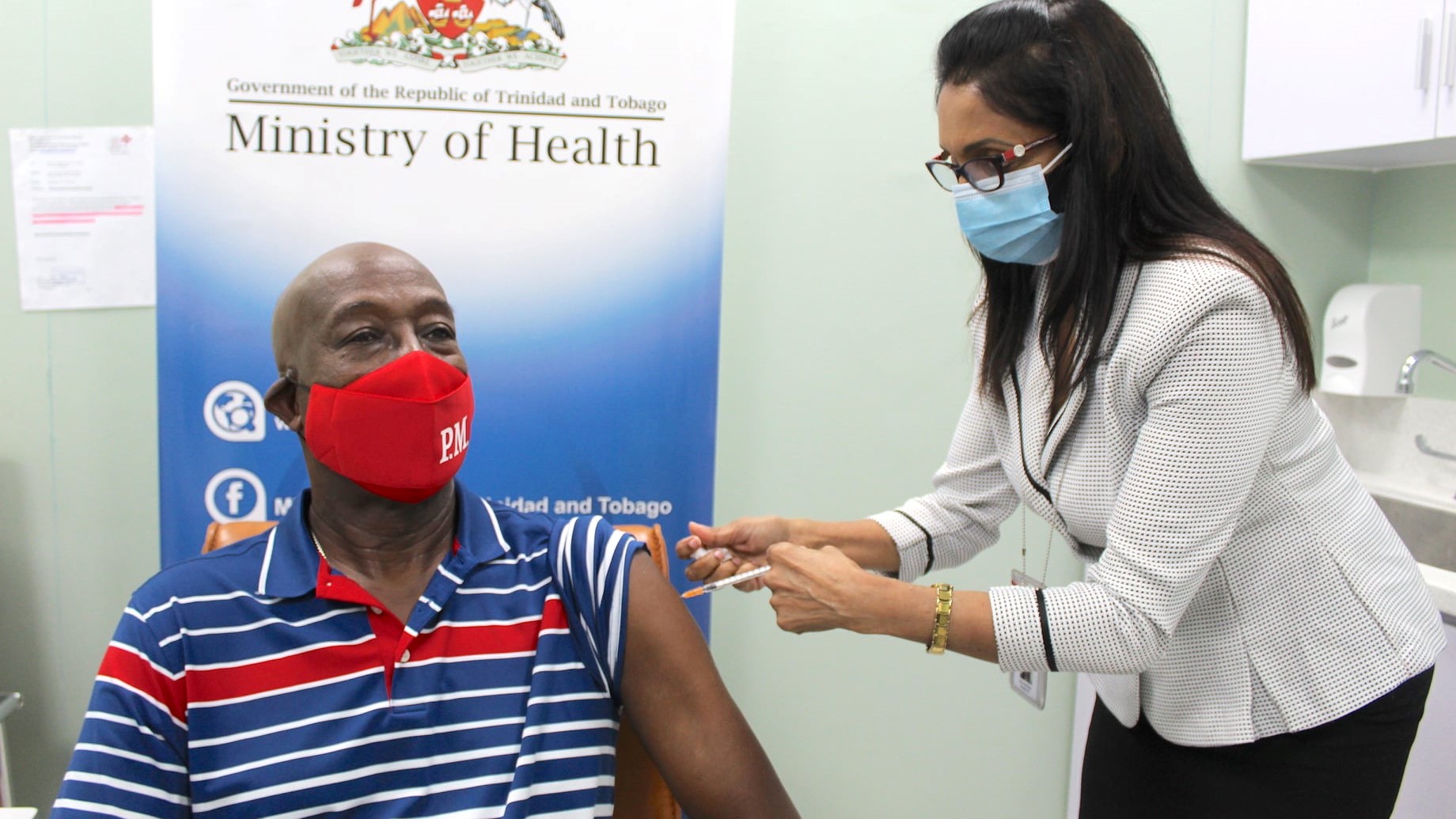 总理基思·罗利博士接受了第一剂国药控股的COVID-19疫苗注射。