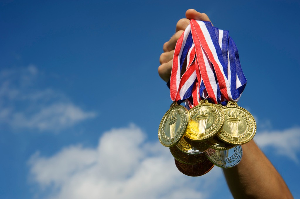 Médaille en or olympique - Médaille de sport - Médaillon pour le gagnant -  Étoile de sport olympique - Course de natation - Champion du sport -  Trophée pour enfants et adultes : : Sports et Loisirs