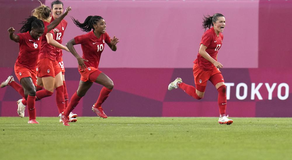 加拿大的杰西弗莱明，对，庆祝在2020年8月2日，2021年8月2日，在日本克什米纳，在2020年夏季奥运会上，在妇女的半决赛中，在妇女的半决赛中，在妇女的半决赛中，庆祝从刑罚的开放目标。（AP照片/费尔南多Vergara）