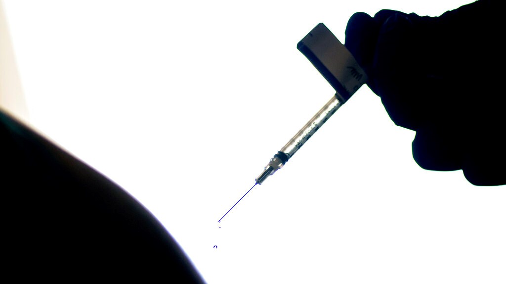 档案 - 在2012年12月15日，2020年12月15日，文件照片，一名滴管从普罗维登斯（Rhode Island）医院的辉瑞 -  Biontech Covid-19疫苗注入了注射器后，液滴从注射器（AP照片/ David Goldman，文件）
