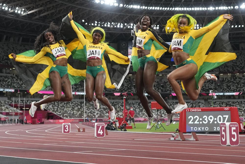 牙买加团队在2020年8月6日星期五，2021年8月6日在东京赢得了妇女4 x 100米的继电器之后庆祝。（AP照片/ Petr David Josek）