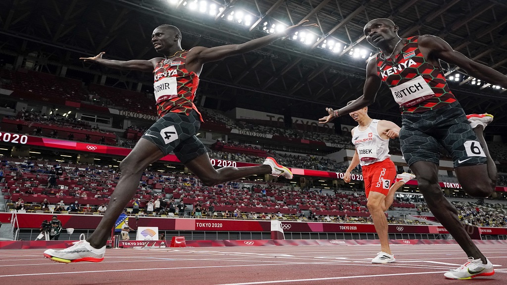 2021年8月4日，在东京举行的2020年夏季奥运会男子800米决赛中，肯尼亚选手伊曼纽尔·科利尔(左)和银牌得主弗格森·罗蒂奇(右)在庆祝。(美联社图片/大卫·j·菲利普)。