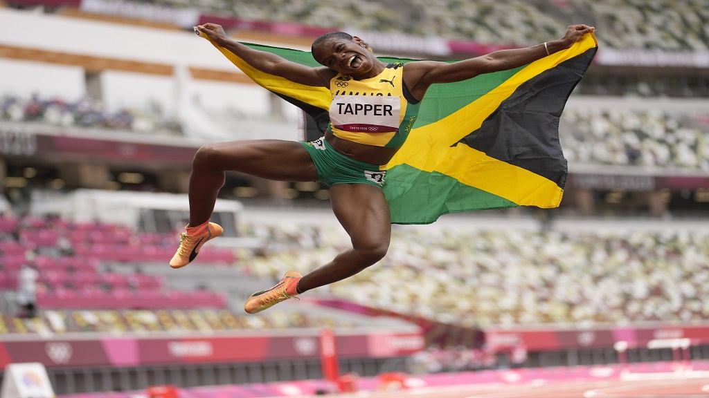 2021年8月2日，在日本东京举行的2020年夏季奥运会女子100米跨栏决赛中，牙买加选手梅根·塔珀(Megan Tapper)获得铜牌。(美联社照片/马丁•迈斯纳)。