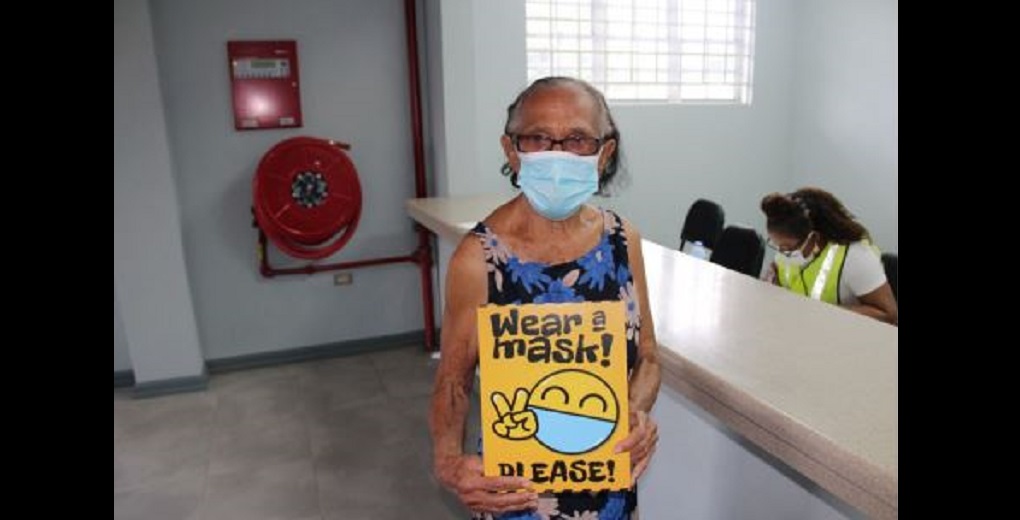 图为：一位101岁的Arouca百年人在周末接受了她的第1剂的中药疫苗。照片提供人民国家运动女联盟。