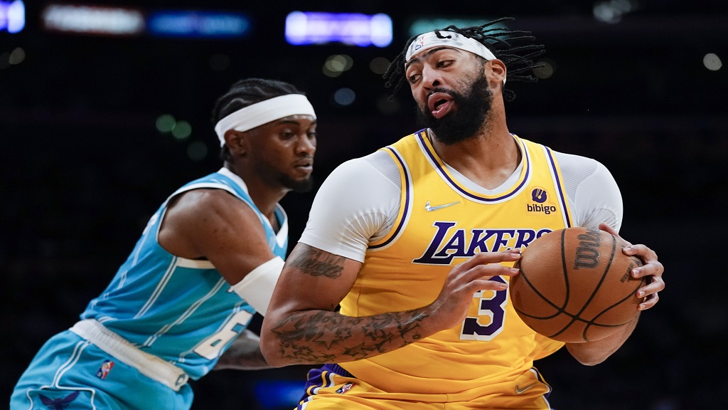 Denver Nuggets forward Carmelo Anthony (C) dunks against Dallas