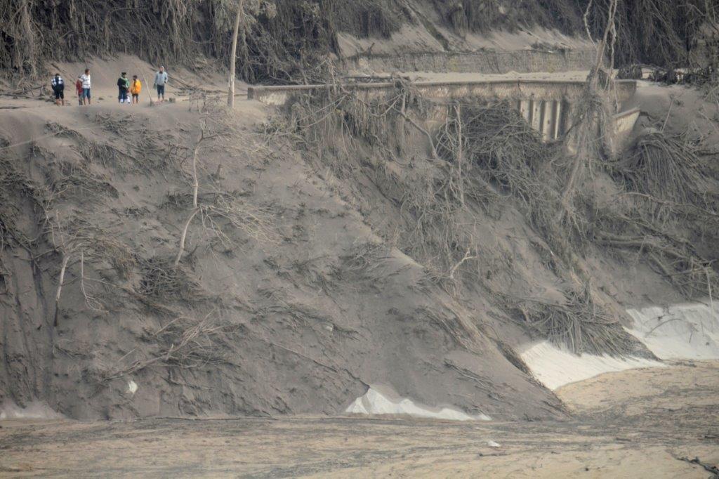 Indonesian Rescuers Dig Through Volcanic Ash After 14 Die | Loop.