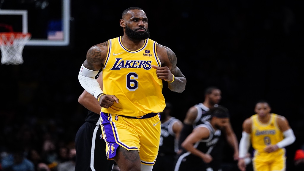 Lakers' James will sit out against Spurs with sore left knee