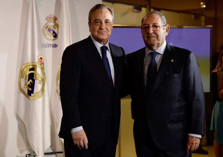 6 meilleures photos alors que Florentino Perez remet le trophée de