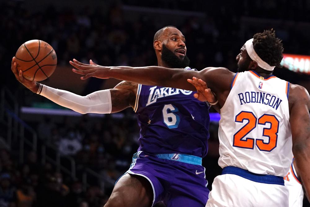 Booker scores 38, NBA-best Suns hang on, beat Bulls 127-124