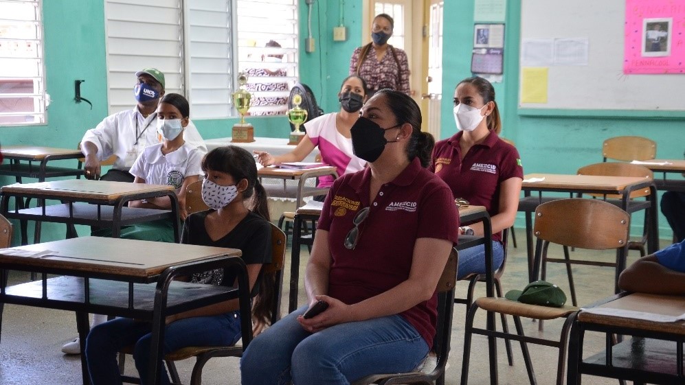 FAO and AMEXCID representatives visit the Las Lomas Government School.