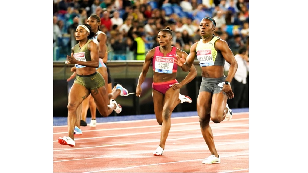 Jamaica's Shericka Jackson (right) wins the women's 200m at the Wanda Diamond League in Rome on Thursday, June 8, 2022. Elaine Thompson-Herah (left) finish second and Britain's Dina Asher-Smith (2nd left) crossed the line in third. (PHOTO: World Athletics).