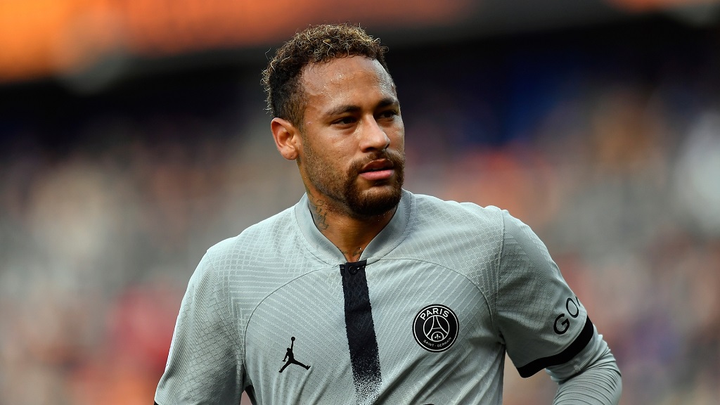 Soccer Star Neymar Makes Headlines in Rio Barbershop
