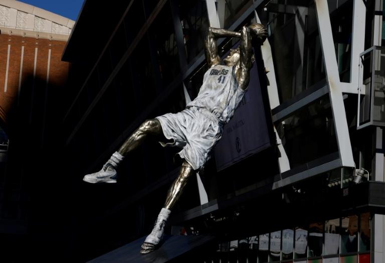 Mavericks-Legende Dirk Nowitzki hat jetzt seine Statue in Dallas