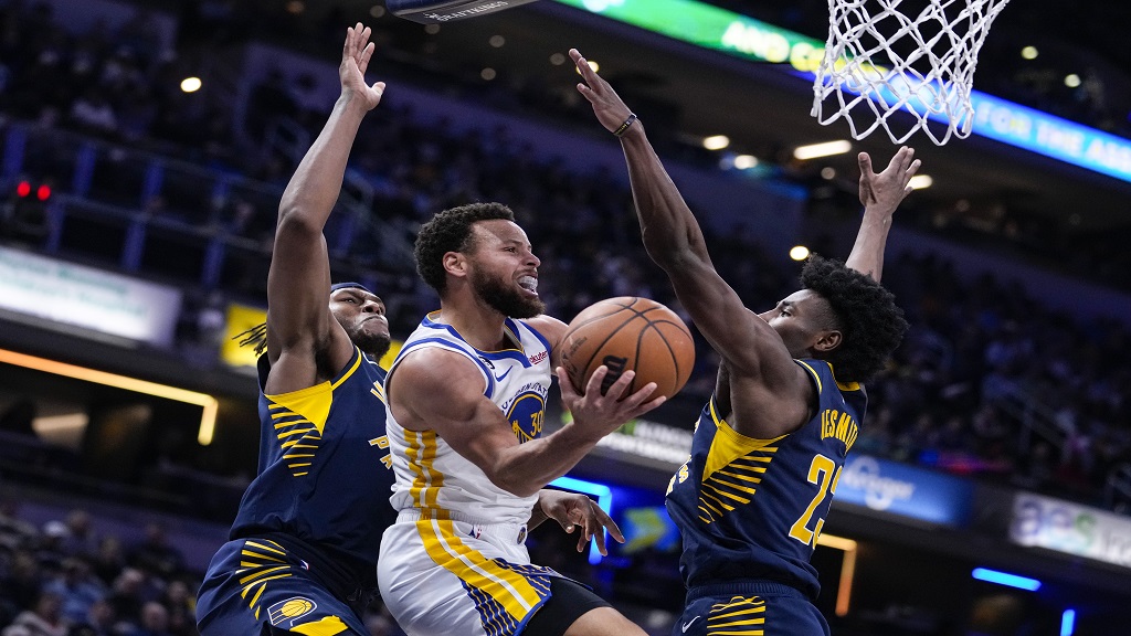 Stephen Curry falls short of record, but leads Warriors past Pacers