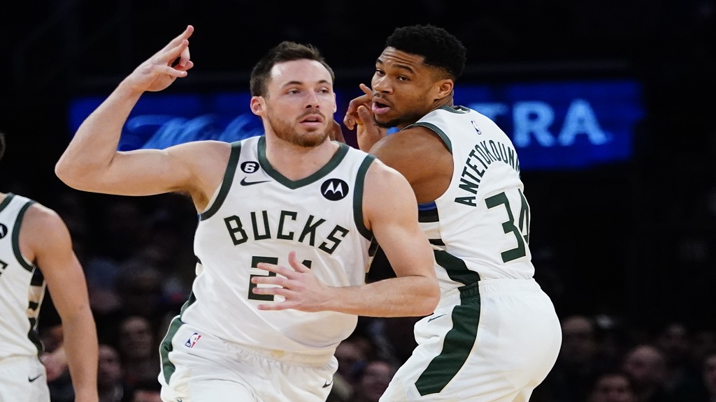 Milwaukee Bucks' Pat Connaughton, left, celebrates after a 3-point shot by Giannis Antetokounmpo, right, during the first half of an NBA basketball game against the New York Knicks, Monday, Jan. 9, 2023, in New York. (AP Photo/Frank Franklin II).