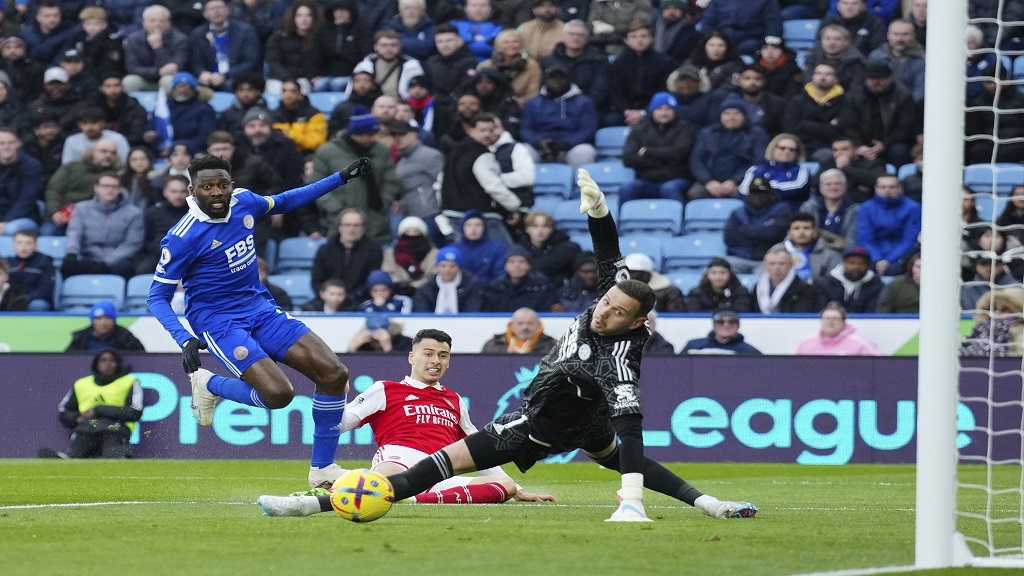 Arsenal's Gabriel Martinelli, centre, scoeres past Leicester's goalkeeper Danny Ward during an English Premier League football match at The King Power Stadium, Leicester, England, Saturday, Feb. 25, 2023. (AP Photo/Jon Super). 