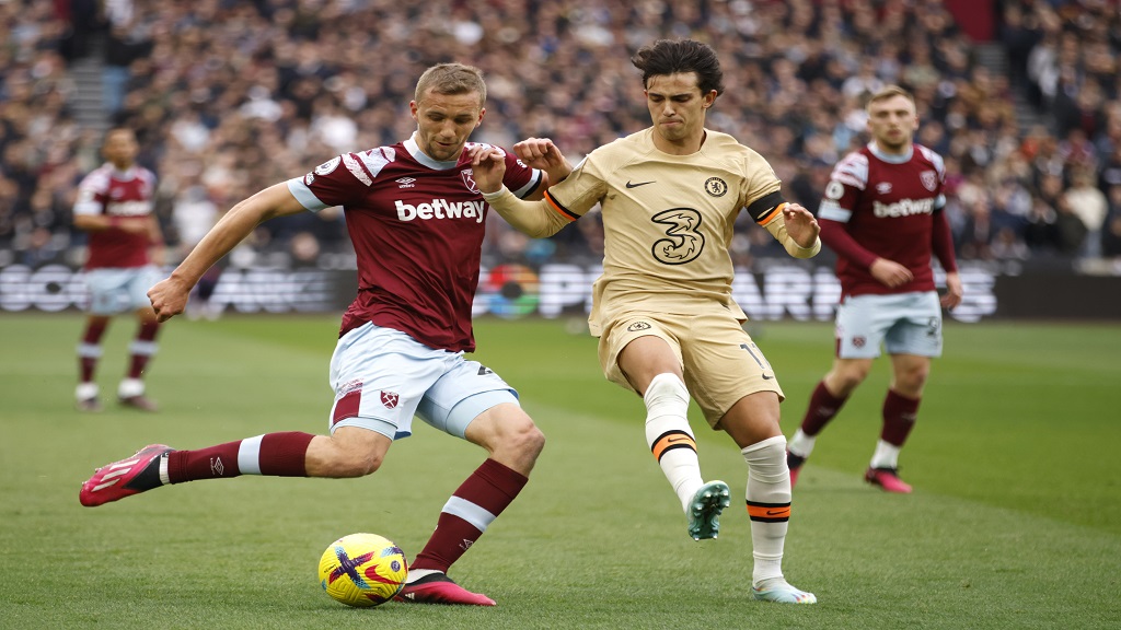 West Ham's Tomas Soucek, left, challenges for the ball with Chelsea's Joao Felix during an English Premier League football match in London, Saturday, Feb. 11, 2023. (AP Photo/David Cliff).