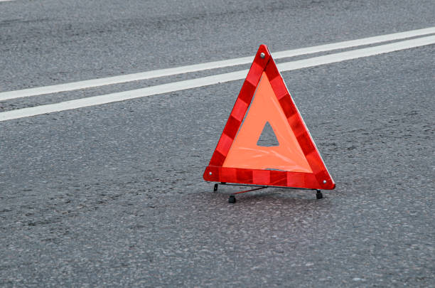 panneau d'avertissement de route accidentée. panneau de