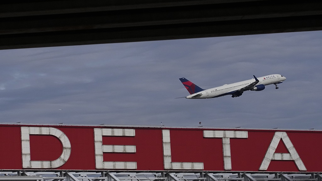 Delta loses 363 million but says travel demand still strong