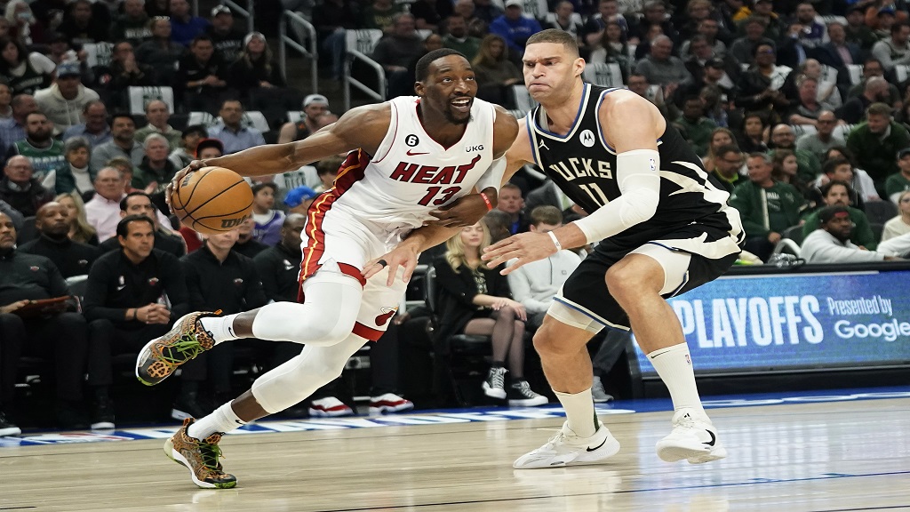 NBA: Bucks rout Heat without injured Antetokounmpo to tie series