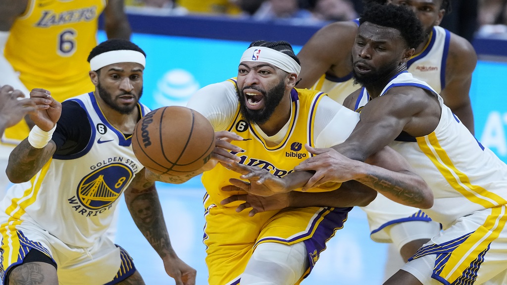 Anthony Davis' unwinnable fight to save the Lakers' season 