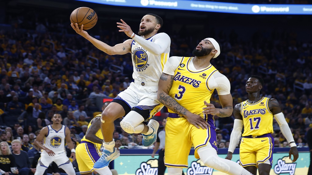 LeBron James, Lakers rout Warriors 127-97, take 2-1 series lead