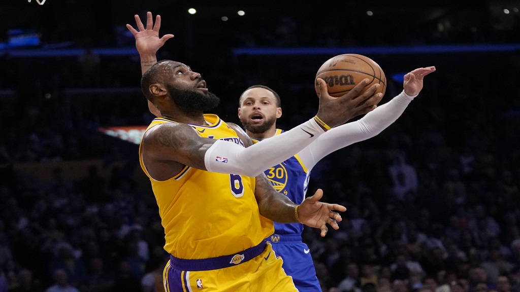Warriors stave off elimination, beat Lakers in Game 5 to send series back  to LA, National Sports